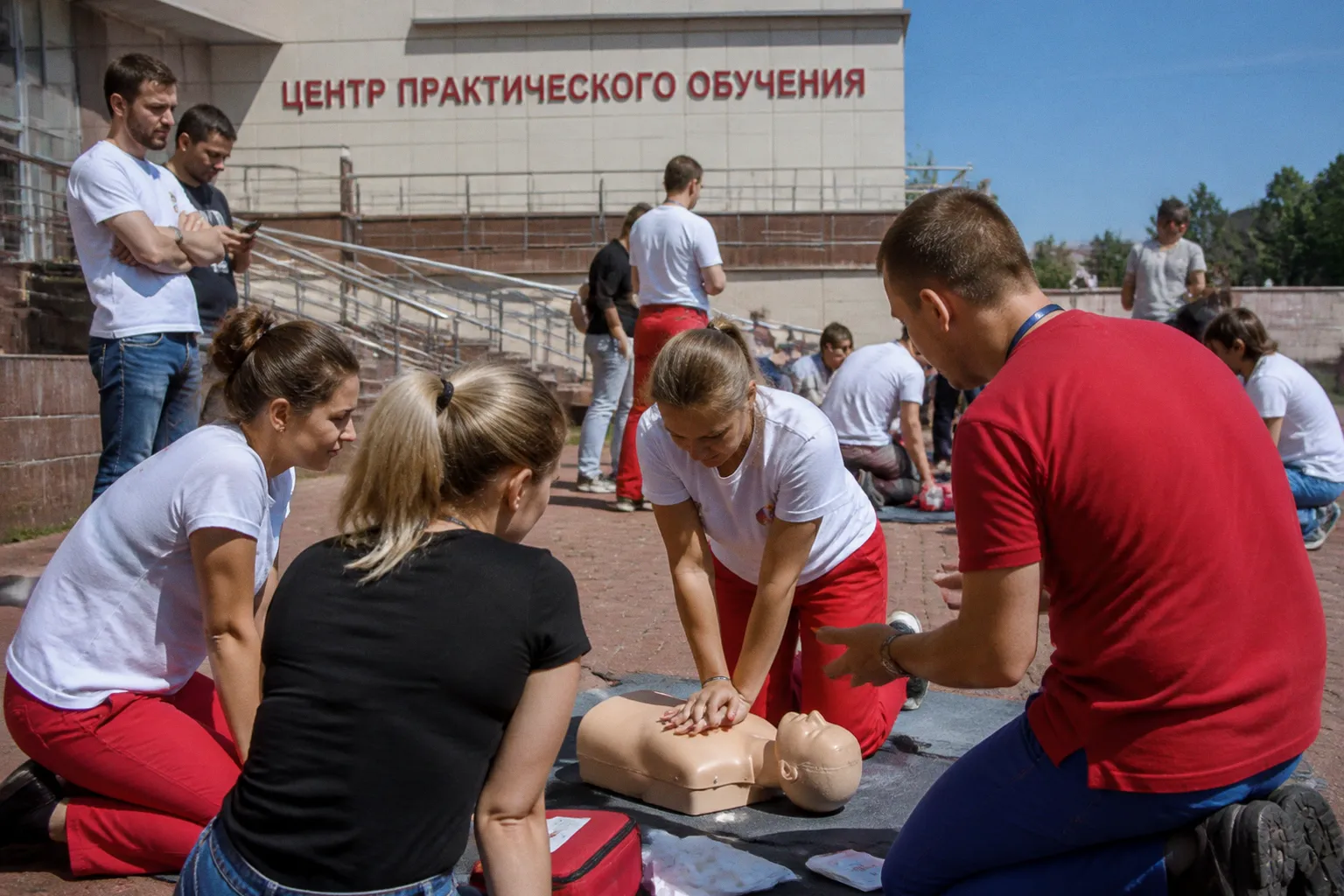Почему практические навыки первой помощи спасают жизни эффективнее теории